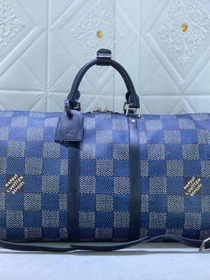 💰💰Updated original M4608 travel bag uses Damier Heritage canvas designed by Pharrell Williams to convey a retro style, and then integrates the Marque L.Vuitton Déposée logo into the big picture.