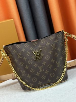 P06 Black M x .5 x cm (Length x H x W) • Grained cowhide • Grained cowhide • Microfiber lining • Metal parts • Enamel LV bolt • buckle outer bag • Inner patch pocket • Shoulder strap: removable, adjustable • Half length: 33.0 cm • Half