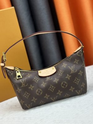 P M8.5 x 6 x 16 cm (length x height x width)
