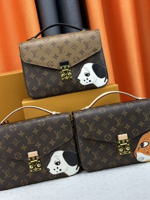 P3 M40780 This Pochette Métis handbag comes from a collaboration series between Nicolas Ghesquière and Chinese artist Sun Yidian. It is a cute leopard patch on the Monogram canvas body. Top handle and