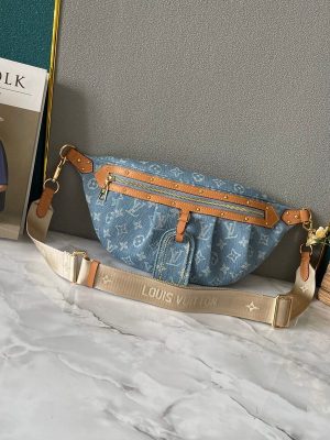 Upgraded version 24 Denning Denim M46837 Random Chic Definition: The tall building bag is made of montage-coated canvas, with details like a movable name tag on the natural cowhide symbolized by the house. The detachable textile belt brings a sporty touch. Soft canvas feel soft body, and