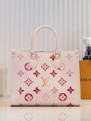 💰M45039 This OnTheGo medium handbag comes from the Sunrise Aquarelle series, which is a colorful Monogram Empreinte leather with watercolor effects LV letters and Monogram flowers, fine