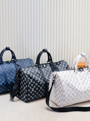 💰 Travel Bag This Keepall Bandoulière 50 Travel Bag is made of soft Monogram Shadow cowhide leather, and uses imprinting and printing to depict Monogram patterns to create a rich visual layer and vitality.