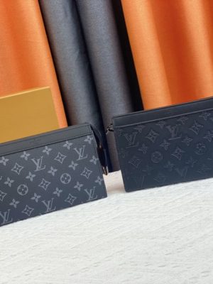 P【GASTON WEARABLE WALLET handbag】m81124 81115Silk Flower Gaston Wearable Wallet handbag was born from Louis Vuitton Pochette Voyage clutch, with M