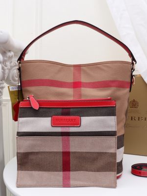 💰6 Bur's iconic "The Ashby Handbag" is also selected with classic and timeless Canvas checked cut pieces, paired with exquisite leather trim, and comes with a removable wallet bag. The design is inspired by the traditional equestrian knight series, with a soft and simple silhouette and accented with solid