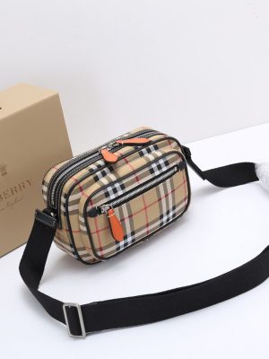 💰 【B Home】Vintage retro checked cross-backpack. The B family is all standard for Kris Wu. I believe this camera bag makes many babies scream, it is a super practical one! Size: W22.5×H14.5×D8cm Code: 19138