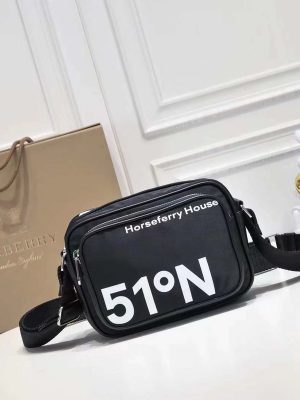 💰 B’s latest camera bag draws on the street style of the 1990s and is made of ECONYL, a sustainable nylon fabric made of recycled fishing nets, fabric waste and industrial plastics. Designed with coordinate printing, inspired by the brand's global global leader in Westminster, London